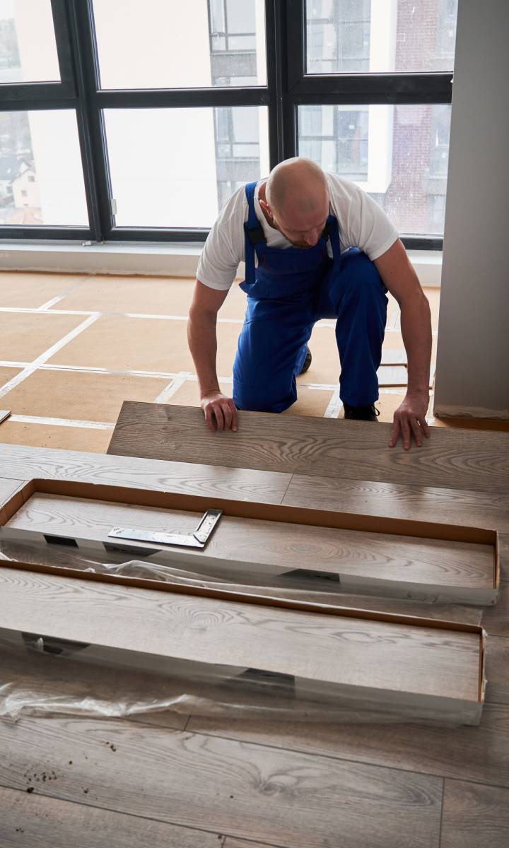 man-installing-new-laminate-wood-flooring-solhub